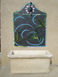 mosaïque fontaine en béton