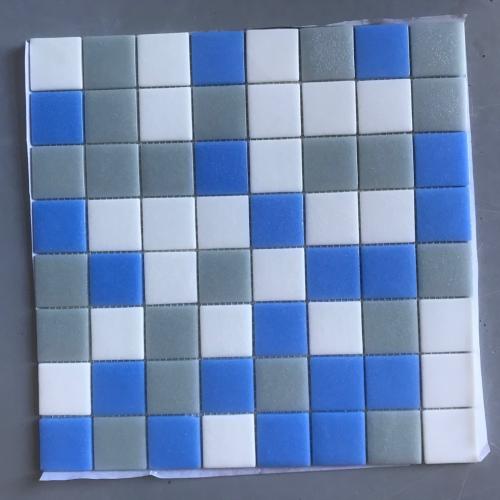 Bleu blanc et gris brillant antidérapant 4 cm mosaïque émaux par plaque de 32 cm sur filet