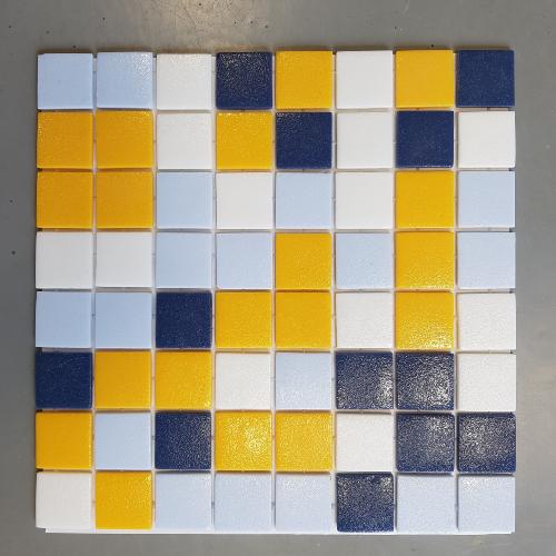 Bleu jaune blanc antidérapant 4 cm mosaïque par plaque de 32 cm sur trame HTK idéal de sol douche italienne