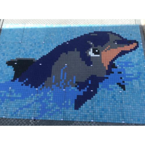 Mosaïque piscine décor tête dauphin fond bleu moucheté MAR de 269 par 101 cm