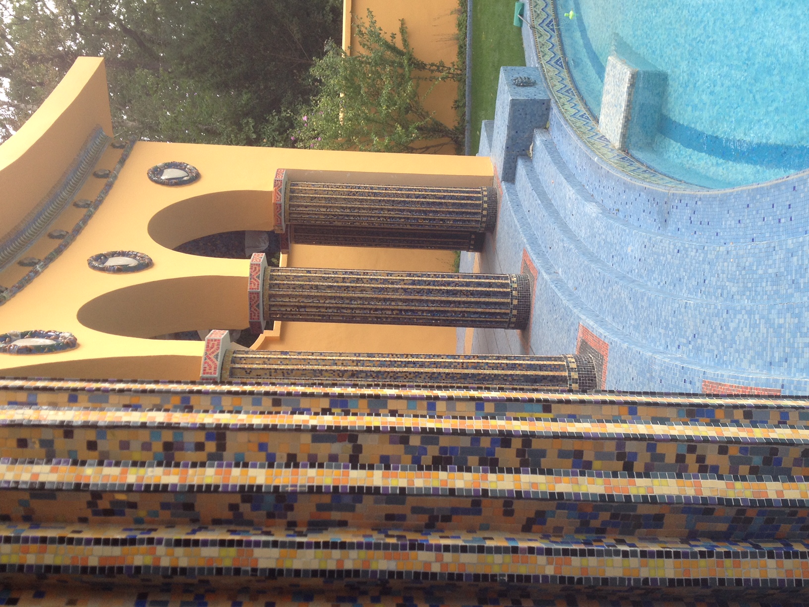 mosaïque sur colonne en béton pour piscine