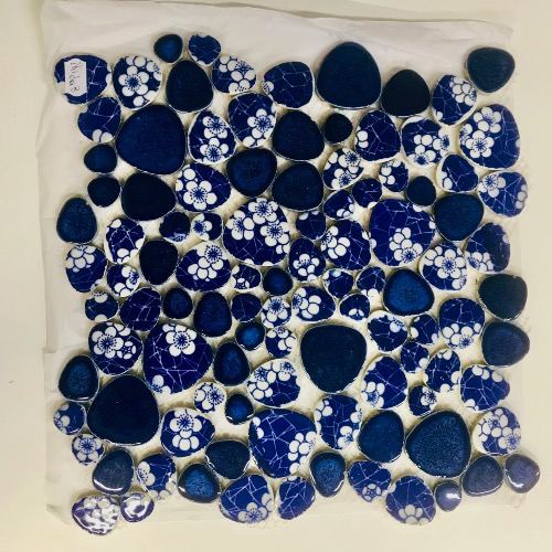 Bleu porcelaine mix couleurs mosaïque galets émailles artisanaux par plaque 29 cm