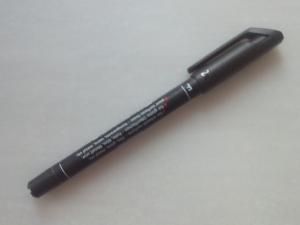 Crayon feutre noir pour tracer sur le verre vitrail