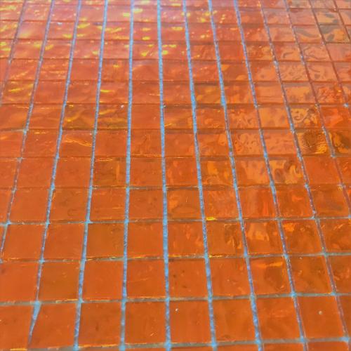 Orange intense mosaïque miroir doré martelé par 25 carreaux de 1.5cm