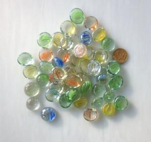 Mix billes de verre plates couleurs translucides et rubans 20 mm par 200 g