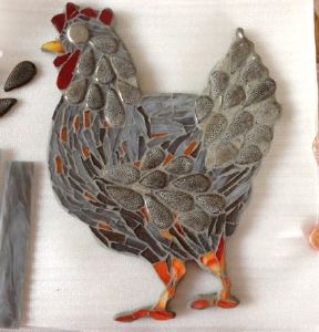 poule grise avec verre, miroirs et galets pétales made in mosaic