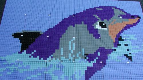 Mosaïque piscine décor tête dauphin fond bleu uni Deva de 269 par 101 cm