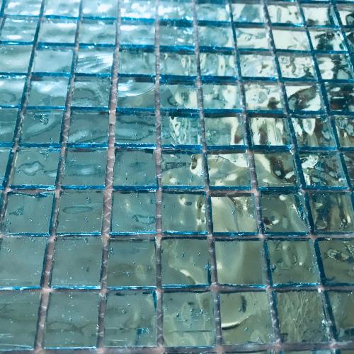 Bleu cyan mosaïque miroir martelé par 25 carreaux de 1.5 par 1.5cm